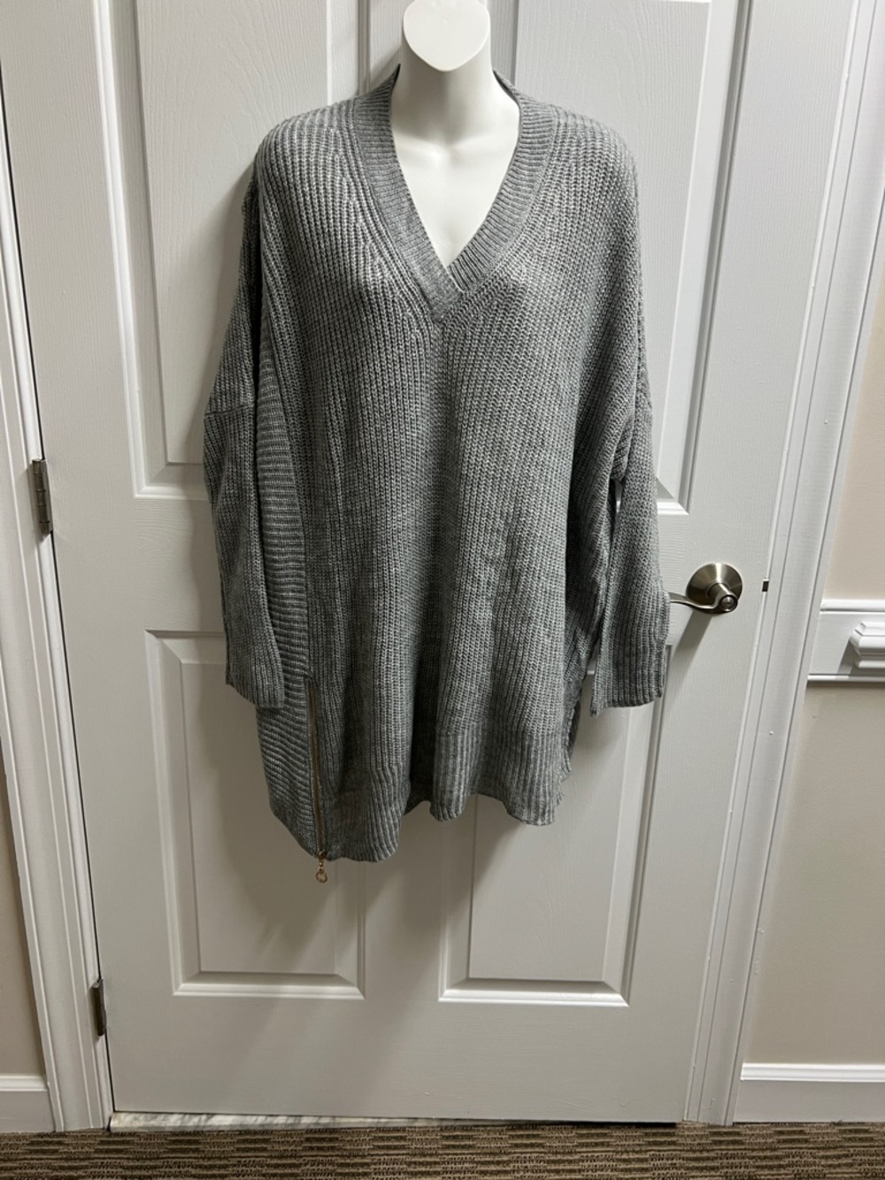 Uniqlo sweater women’s Gray V-Neck Oversized Sweater size large L 4126